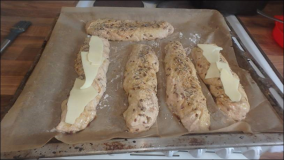 Brot Backen: 230 Grad Dinkel mit Tomatensoße und Mantel Lauge+Soja